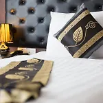 Hemingways Silk Hotel