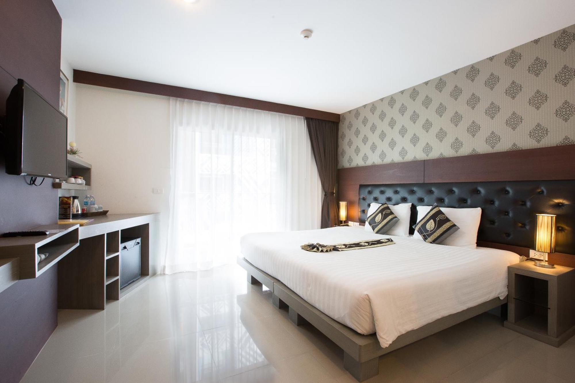 Hotel Hemingways Silk Patong