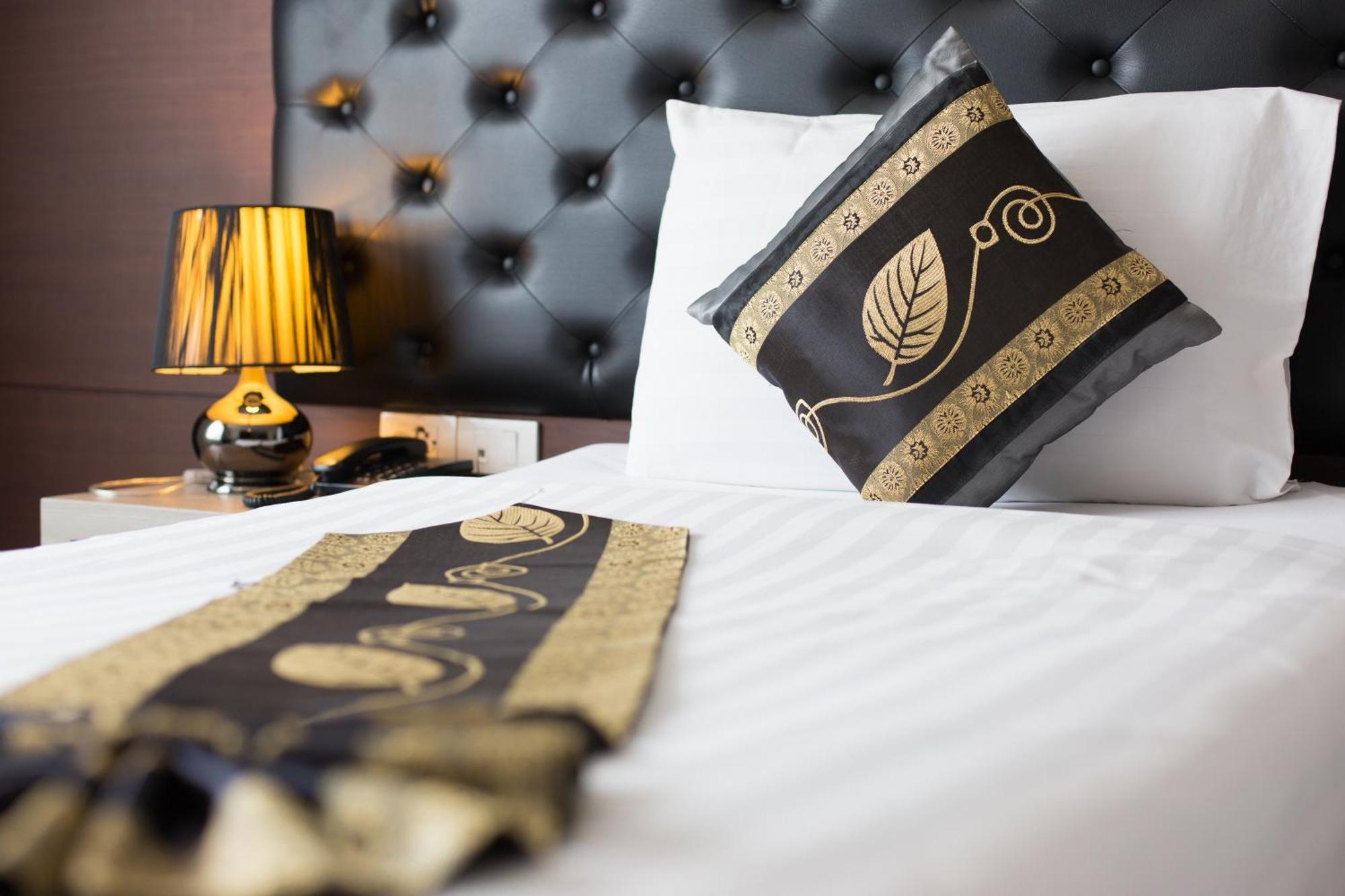 Hotel Hemingways Silk